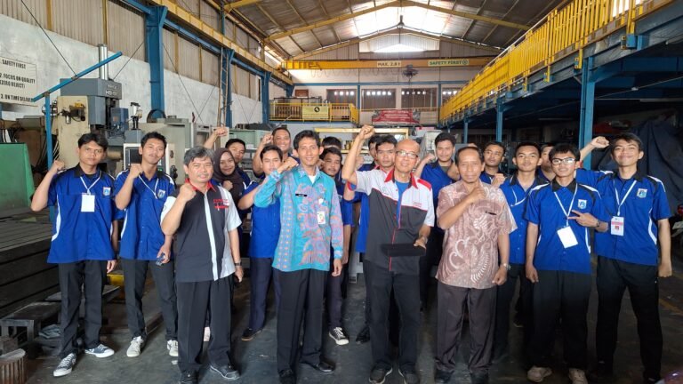 Melihat Proses Manufacturing dan Engineering diPT. CNC Controller Indonesia bersama Kejuruan CNC PPKPI Angkatan 2 Tahun 2025
