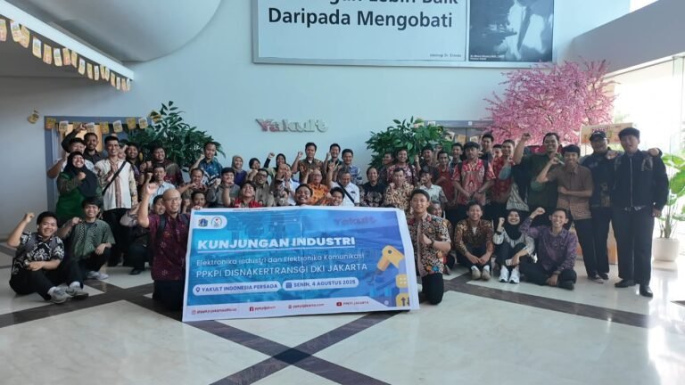 Mempelajari Sistem Produksi di PT. Yakult Persada Indonesia bersama Kejuruan Elektronika Industri dan Elektronika Komunikasi Angkatan 2 Tahun 2025.