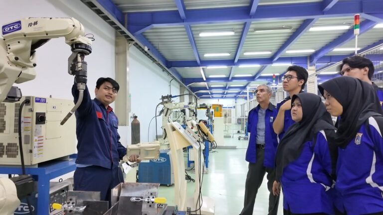 Memperdalam Pengetahuan tentang Pengelasan dengan Robot di PT. Unggul Daihen Welding Technology Center bersama Peserta Pelatihan Elektronika Industri Angkatan 1 Tahun 2025