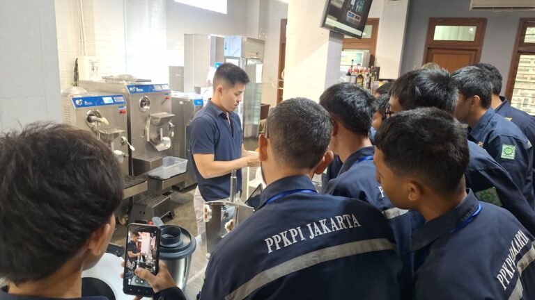 Mempelajari Mesin Produksi Gelato dan Mesin Kopi bersama Kejuruan AC Sentral Angkatan 3 Tahun 2025 di PT. Espresso Italia