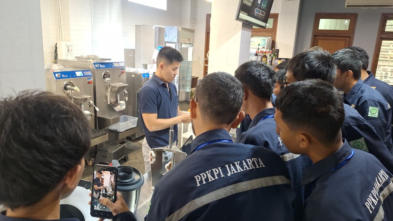 Mempelajari Mesin Produksi Gelato dan Mesin Kopi bersama Kejuruan AC Sentral Angkatan 3 Tahun 2025 di PT. Espresso Italia